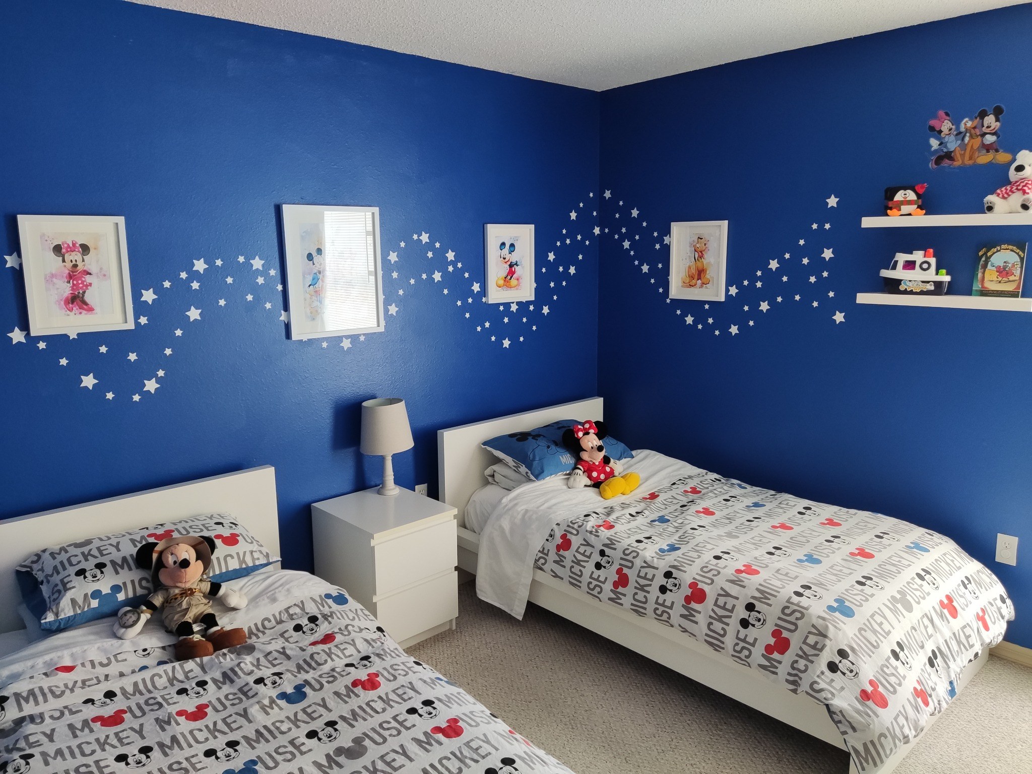 Twin bedroom with blue walls at Florida Fun Villa